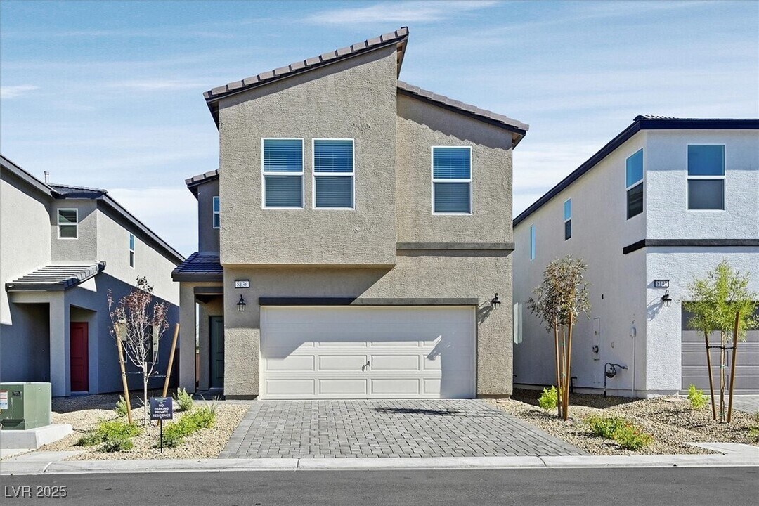 8136 Rockflower St in Las Vegas, NV - Building Photo