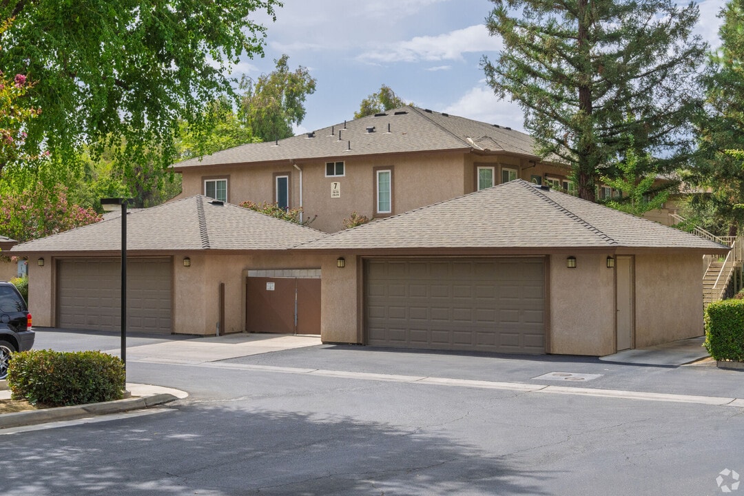 Oak Park in Bakersfield, CA - Building Photo