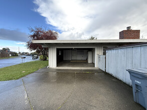 2055 Forest Lake Dr in Eureka, CA - Foto de edificio - Building Photo