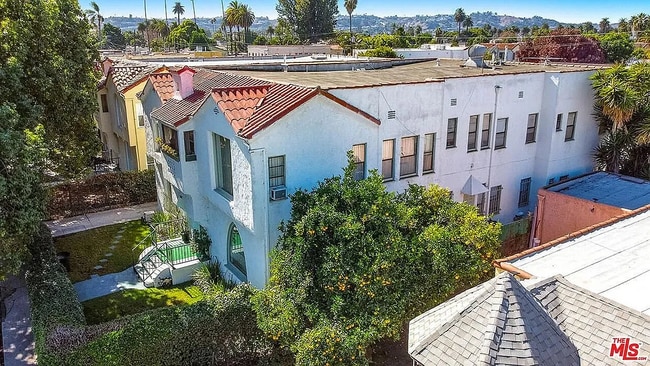 2807 Hillcrest Dr, Unit 4 in Los Angeles, CA - Building Photo - Building Photo