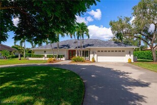 1972 Countess Ct in Naples, FL - Building Photo