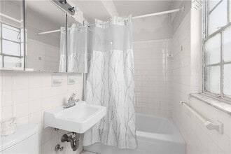 240 E 55th St in New York, NY - Building Photo - Building Photo