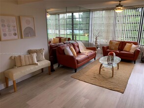 1709 Whitehall Dr in Davie, FL - Foto de edificio - Building Photo