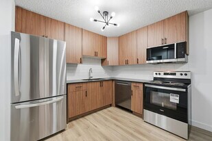 Lakewood Manor in Saskatoon, SK - Building Photo