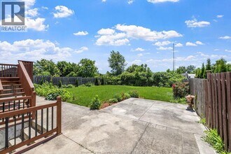 707 Sarah Ct in Windsor, ON - Building Photo - Building Photo
