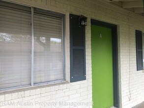 1105 N Meadows Dr in Austin, TX - Foto de edificio - Building Photo