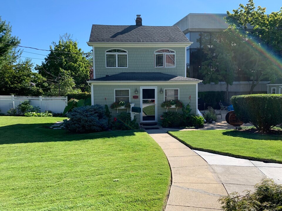105 Lee Ave in Great Neck, NY - Building Photo