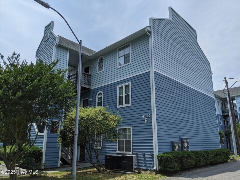 4240 Wilshire Blvd in Wilmington, NC - Building Photo