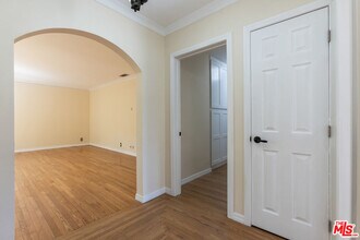 1974 S Preuss Rd in Los Angeles, CA - Building Photo - Building Photo