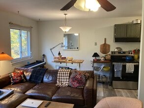 74 Barrett St, Unit #306 Coachlight in Northampton, MA - Building Photo - Building Photo