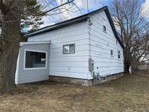 215 E Hoard St in Watertown, NY - Foto de edificio - Building Photo