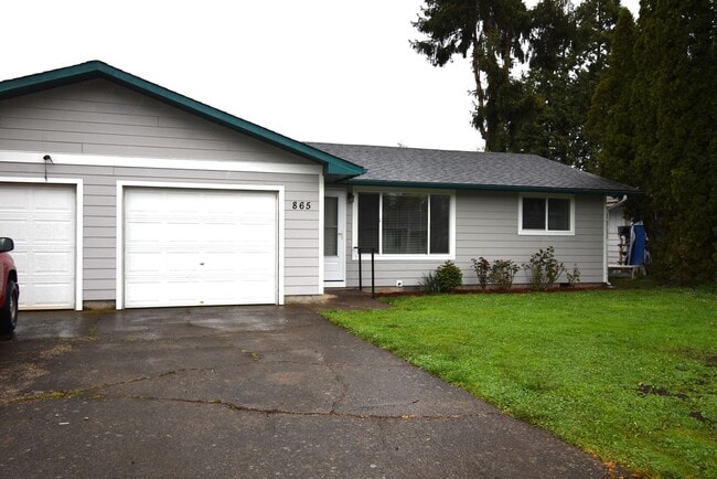 865 E St in Lebanon, OR - Building Photo - Building Photo