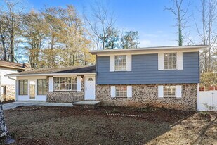 7323 Mockingbird Trail in Riverdale, GA - Building Photo