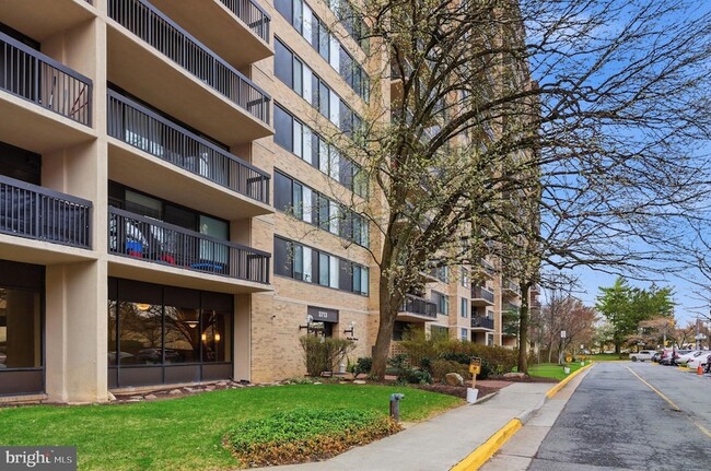3713 S George Mason Dr, Unit 316 in Falls Church, VA - Building Photo - Building Photo