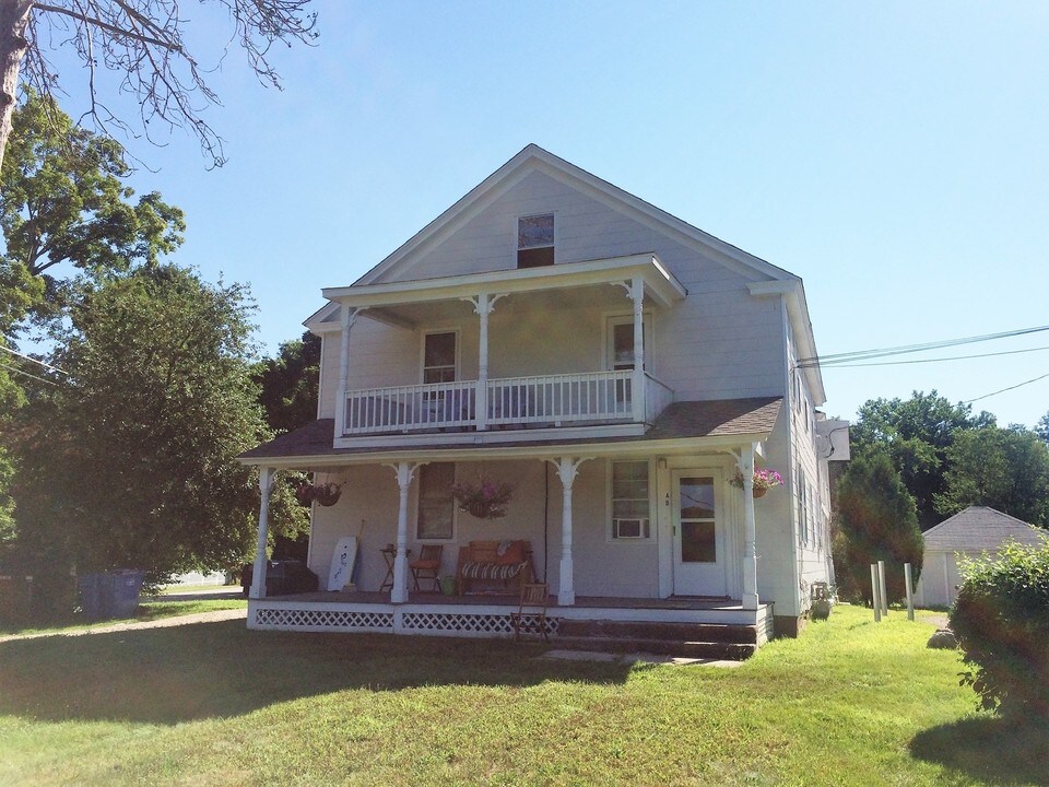 4 Dowd Ave in Canton, CT - Foto de edificio