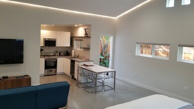 542 Sunset Ave, Unit 1/2 in Los Angeles, CA - Foto de edificio - Building Photo
