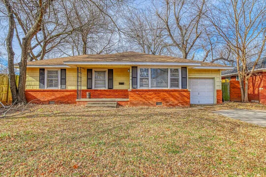 510 Meadow Park Dr in Norman, OK - Foto de edificio