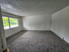 1710 Muldoon Cir in Anchorage, AK - Building Photo - Building Photo