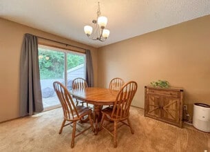 902 Connecticut Ave in Manhattan, KS - Foto de edificio - Building Photo