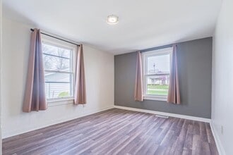 721 E Cemetery Ave in Chenoa, IL - Foto de edificio - Building Photo