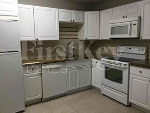 3549 SW 16th St in Fort Lauderdale, FL - Foto de edificio - Building Photo