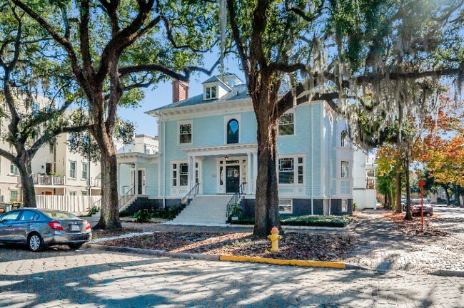 121 W Hall St in Savannah, GA - Foto de edificio - Building Photo