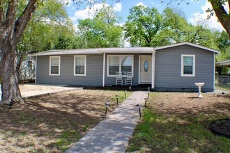 1141 Katy St in New Braunfels, TX - Foto de edificio - Building Photo