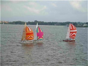 4001 E NASA Pkwy in El Lago, TX - Foto de edificio - Building Photo