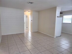 525 Manatee Ct, Unit 18 in Venice, FL - Building Photo - Building Photo