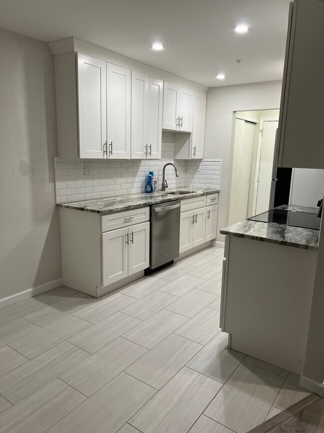 38 Meadow Green Cir Rentals in Manalapan, NJ