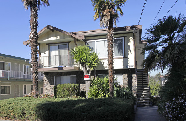 3807 High St in Oakland, CA - Foto de edificio - Building Photo