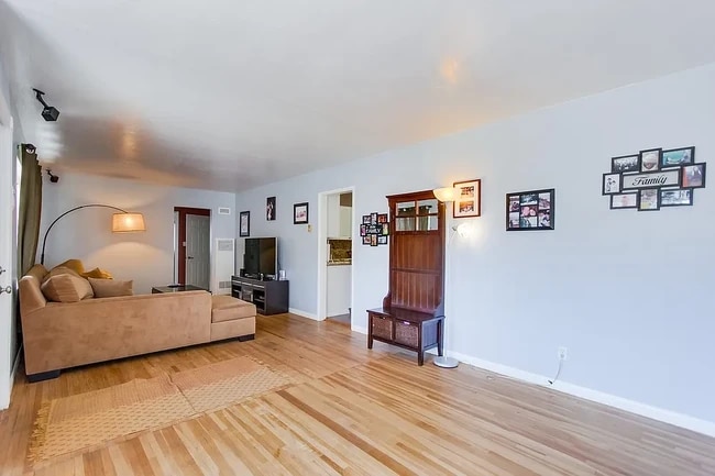 6824 Harvala St in San Diego, CA - Foto de edificio - Building Photo