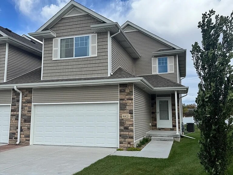 8821 Ridge Hollow Dr in Lincoln, NE - Building Photo