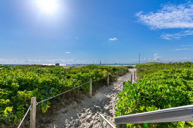 2700 N Ocean Dr in Riviera Beach, FL - Foto de edificio - Building Photo
