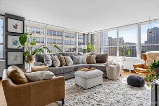 655 W Irving Park Rd in Chicago, IL - Building Photo - Building Photo