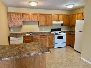 Ekstam Apartments in Bloomington, IL - Foto de edificio - Building Photo