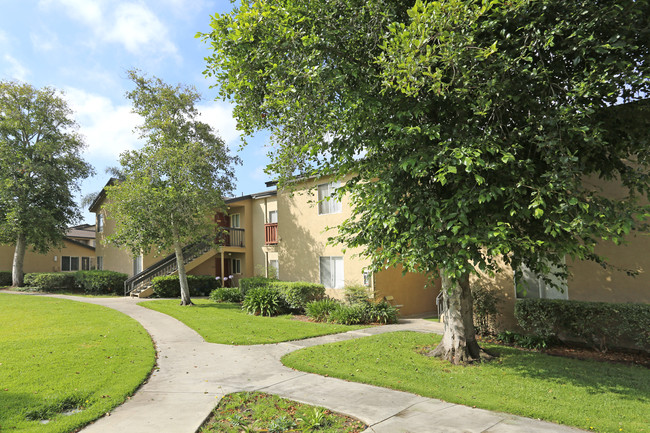 Valley Breeze Apartments in San Diego, CA - Foto de edificio - Building Photo