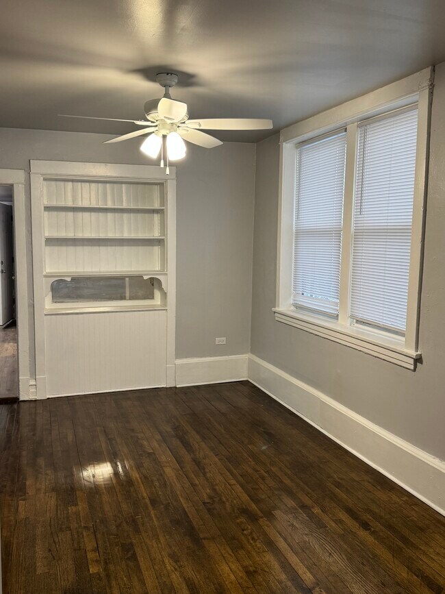 3307 N Albany Ave, Unit B-Garden in Chicago, IL - Building Photo - Building Photo