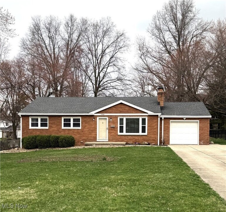 7918 Lee Run Rd in Youngstown, OH - Building Photo