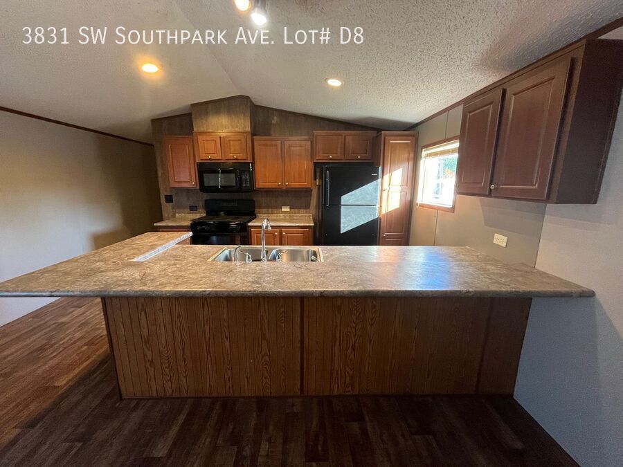 3831 SW South Park Ave in Topeka, KS - Building Photo