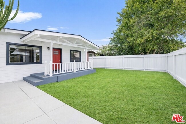 property at 915 Palms Blvd