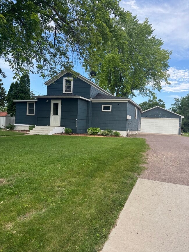 property at 604 S 9th St