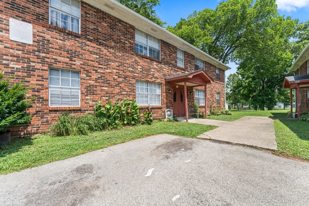 12511 E Orell Rd in Louisville, KY - Building Photo