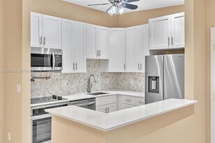 9487 W McNab Rd in Tamarac, FL - Building Photo