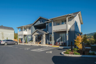 Crestview Crossing Apartments in Newberg, OR - Building Photo - Building Photo