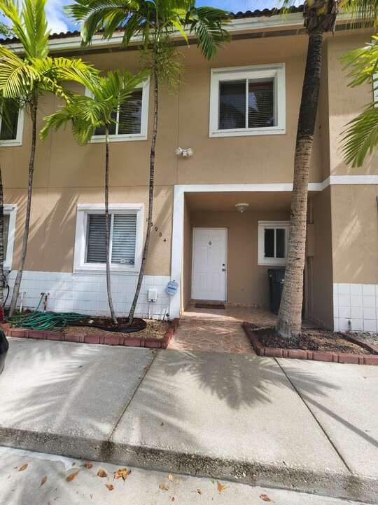 13904 SW 172nd Ln in Miami, FL - Foto de edificio