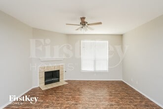 3025 Meadowbrook Dr, Unit E-515 in Grand Prairie, TX - Foto de edificio - Building Photo