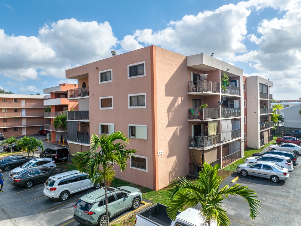 El Pueblo De Vera Condominiums in Hialeah, FL - Foto de edificio