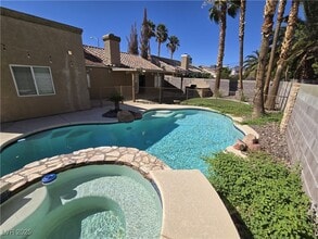 925 Chaps Cir in Henderson, NV - Building Photo - Building Photo