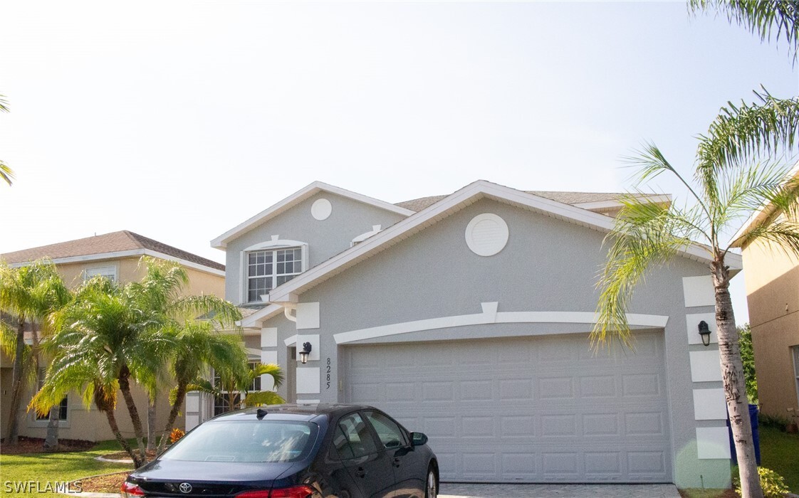 8285 Silver Birch Way in Lehigh Acres, FL - Foto de edificio